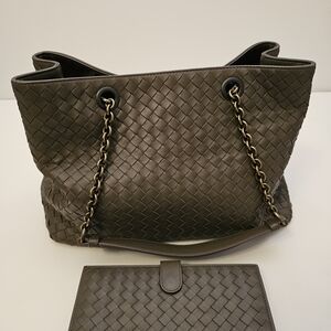 Auth Bottega Veneta taupe leather tote w/matching wallet